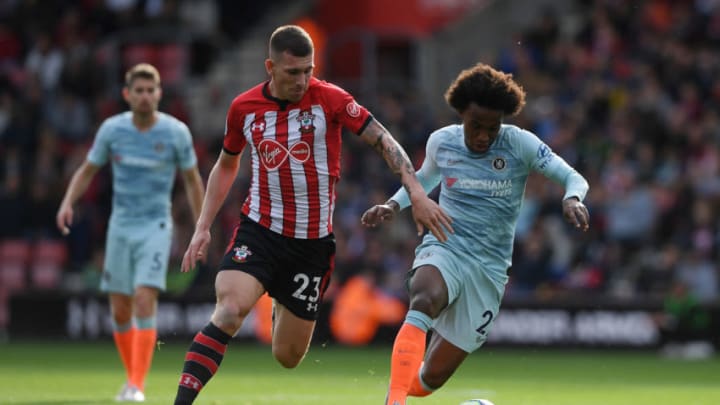 SOUTHAMPTON, ENGLAND - OCTOBER 07: Pierre-Emile Hojbjerg of Southampton challenges Willian of Chelsea during the Premier League match between Southampton FC and Chelsea FC at St Mary's Stadium on October 7, 2018 in Southampton, United Kingdom. (Photo by Mike Hewitt/Getty Images)
