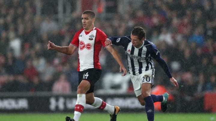 SOUTHAMPTON, ENGLAND - OCTOBER 21: Grzegorz Krychowiak of West Bromwich Albion chases down Oriol Romeu of Southampton during the Premier League match between Southampton and West Bromwich Albion at St Mary's Stadium on October 21, 2017 in Southampton, England. (Photo by Dan Istitene/Getty Images)