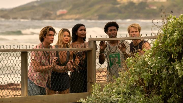 Outer Banks. (L to R) Chase Stokes as John B, Madelyn Cline as Sarah Cameron, Carlacia Grant as Cleo, Jonathan Daviss as Pope, Rudy Pankow as JJ in episode 301 of Outer Banks. Cr. Jackson Lee Davis/Netflix © 2023