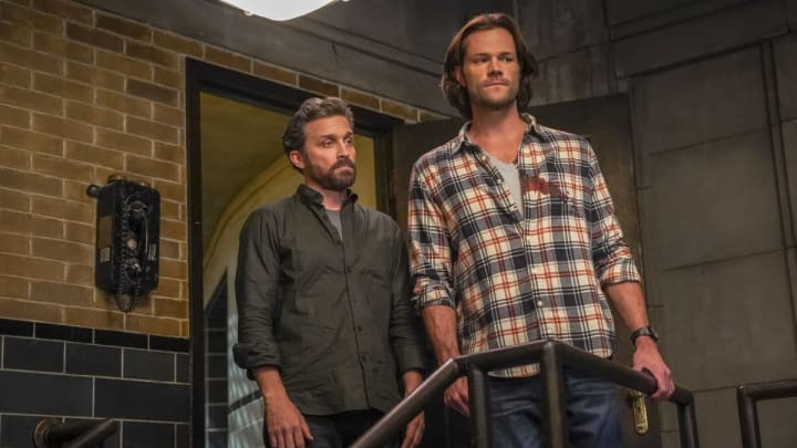 Supernatural — “The Trap” — Image Number: SN1509A_0072bc.jpg — Pictured (L-R): Rob Benedict as Chuck and Jared Padalecki as Sam — Photo: Colin Bentley/The CW — © 2020 The CW Network, LLC. All Rights Reserved.