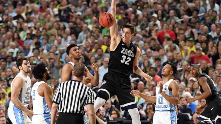 Apr 3, 2017; Phoenix, AZ, USA; Gonzaga Bulldogs forward Zach Collins (32) dunks the ball against North Carolina Tar Heels guard Nate Britt (0) during the first half in the championship game of the 2017 NCAA Men’s Final Four at University of Phoenix Stadium. Mandatory Credit: Robert Deutsch-USA TODAY Sports