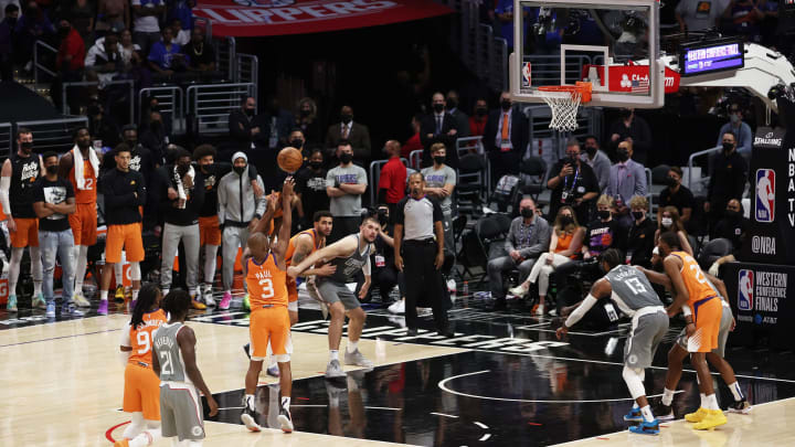 Chris Paul at the free-throw line, Phoenix Suns. (Photo by Ronald Martinez/Getty Images)