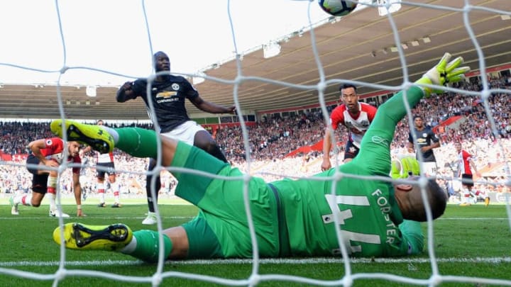 SOUTHAMPTON, ENGLAND - SEPTEMBER 23: Romelu Lukaku of Manchester United scores his sides first goal past Fraser Forster of Southampton during the Premier League match between Southampton and Manchester United at St Mary's Stadium on September 23, 2017 in Southampton, England. (Photo by Dan Mullan/Getty Images)