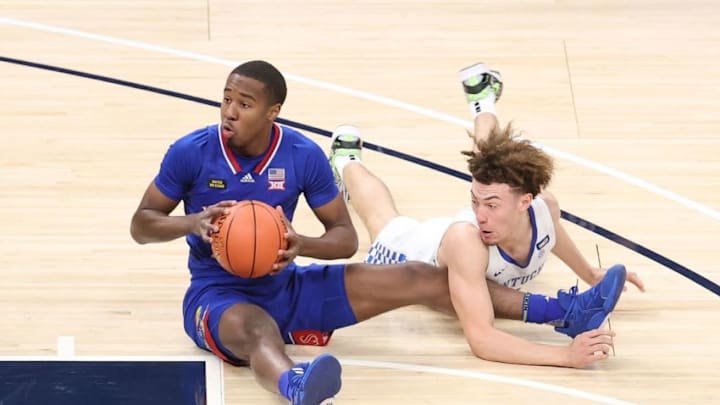 INDIANAPOLIS, INDIANA - DECEMBER 01: Bryce Thompson #24 of the Kansas Jayhawks and Devin Askew #2 of the Kentucky Wildcats battle for a loose ball in the State Farm Champions Classic at Bankers Life Fieldhouse on December 01, 2020 in Indianapolis, Indiana. (Photo by Andy Lyons/Getty Images)