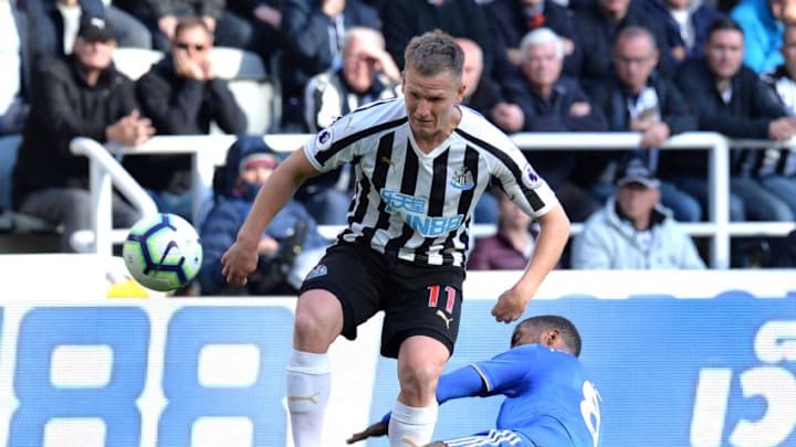 NEWCASTLE UPON TYNE, ENGLAND - SEPTEMBER 29: Matt Ritchie of Newcastle United is tackled by Kelechi Iheanacho of Leicester City during the Premier League match between Newcastle United and Leicester City at St. James Park on September 29, 2018 in Newcastle upon Tyne, United Kingdom. (Photo by Mark Runnacles/Getty Images)