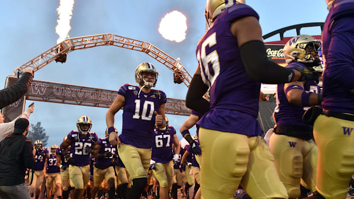 LAS VEGAS, NEVADA – DECEMBER 21: Quarterback Jacob Eason #10 of the Washington Huskies runs on to the field prior to the team’s game against the Boise State Broncos in the Mitsubishi Motors Las Vegas Bowl at Sam Boyd Stadium on December 21, 2019 in Las Vegas, Nevada. (Photo by David Becker/Getty Images)