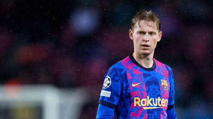 BARCELONA, SPAIN - NOVEMBER 23: Frenkie De Jong of FC Barcelona looks on during the UEFA Champions League group E match between FC Barcelona and SL Benfica at Camp Nou on November 23, 2021 in Barcelona, Spain. (Photo by Alex Caparros/Getty Images)