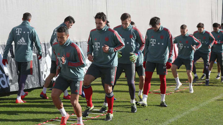 MUNICH, GERMANY - FEBRUARY 13: Thiago (L), Mats Hummels (2ndL) and teammates of FC Bayern Muenchen warm up during a training session at the club's Saebener Strasse training ground on February 13, 2019 in Munich, Germany. (Photo by A. Beier/Getty Images for FC Bayern)