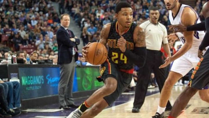 Jan 21, 2016; Sacramento, CA, USA; Atlanta Hawks forward Kent Bazemore (24) drives to the basket against the Sacramento Kings during the third quarter at Sleep Train Arena. The Sacramento Kings defeated the Atlanta Hawks 91-88. Mandatory Credit: Ed Szczepanski-USA TODAY Sports