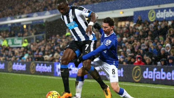 LIVERPOOL, ENGLAND - FEBRUARY 03: Moussa Sissoko of Newcastle United is challenged by Bryan Oviedo of Everton during the Barclays Premier League match between Everton and Newcastle United at Goodison Park on February 3, 2016 in Liverpool, England. (Photo by Clive Brunskill/Getty Images)