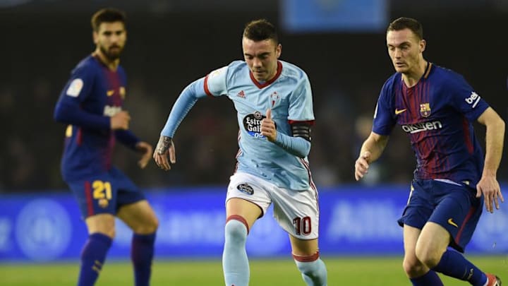 VIGO, SPAIN - APRIL 17: Iago Aspas of Celta de Vigo competes fo the ball with Thomas Vermaelen of Barcelona during the La Liga match between Celta de Vigo and Barcelona at Municipal Balaidos on April 17, 2018 in Vigo, Spain. (Photo by Octavio Passos/Getty Images)