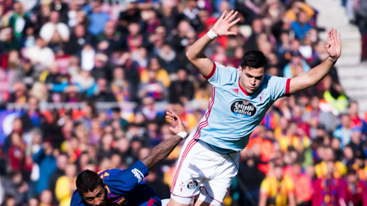 BARCELONA, SPAIN - DECEMBER 02: Paulinho of FC Barcelona fights for the ball with Maxi Gomez of Celta de Vigo during the La Liga match between FC Barcelona and Celta de Vigo at Camp Nou on December 2, 2017 in Barcelona, Spain. (Photo by Alex Caparros/Getty Images)
