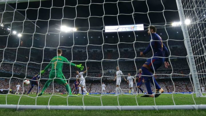 MADRID, SPAIN - AUGUST 16: Karim Benzema of Real Madrid CF scores their second goal during the Supercopa de Espana Final 2nd Leg match between Real Madrid and FC Barcelona at Estadio Santiago Bernabeu on August 16, 2017 in Madrid, Spain. (Photo by Gonzalo Arroyo Moreno/Getty Images)