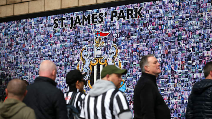 NEWCASTLE UPON TYNE, ENGLAND - APRIL 15: Fans arrive at the stadium prior to the Premier League match between Newcastle United and Arsenal at St. James Park on April 15, 2018 in Newcastle upon Tyne, England. (Photo by Alex Livesey/Getty Images)