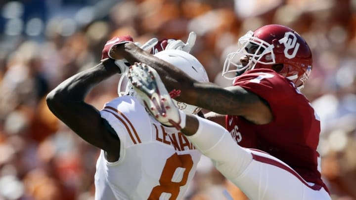Oct 8, 2016; Dallas, TX, USA; Oklahoma Sooners cornerback Jordan Thomas (7) breaks up a pass intended for Texas Longhorns wide receiver Dorian Leonard (8) in the second quarter at Cotton Bowl. Mandatory Credit: Tim Heitman-USA TODAY Sports