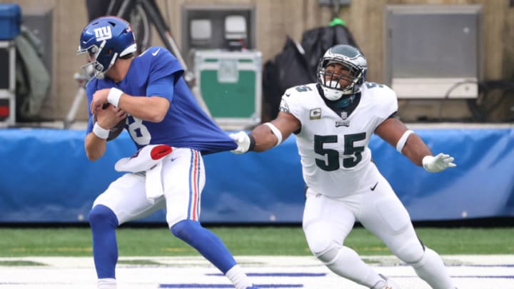 EAST RUTHERFORD, NEW JERSEY - NOVEMBER 15: Daniel Jones #8 of the New York Giants carries the ball as Brandon Graham #55 of the Philadelphia Eagles defends during the first half against the Philadelphia Eagles at MetLife Stadium on November 15, 2020 in East Rutherford, New Jersey. (Photo by Al Bello/Getty Images)