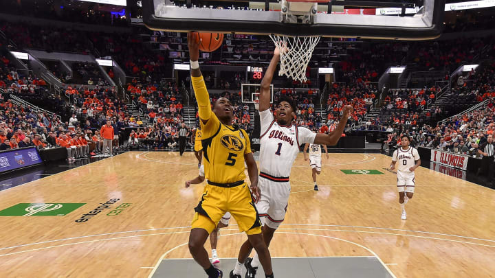 Dec 22, 2022; St. Louis, Missouri, USA; Missouri Tigers guard D’Moi Hodge (5) drives to the basket against Illinois Fighting Illini guard Sencire Harris (1) during the second half at Enterprise Center. Mandatory Credit: Jeff Curry-USA TODAY Sports