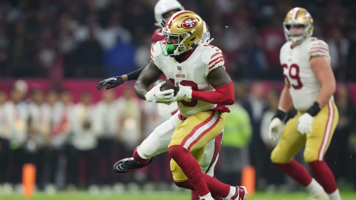 Nov 21, 2022; Mexico City, MEXICO; San Francisco 49ers wide receiver Deebo Samuel (19) carries the ball against the Arizona Cardinals during the first half at Estadio Azteca. Mandatory Credit: Kirby Lee-USA TODAY Sports43