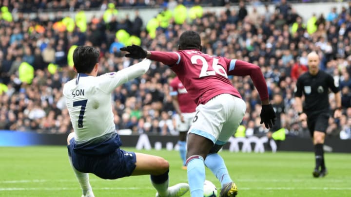 LONDON, ENGLAND - APRIL 27: Heung-Min Son of Tottenham Hotspur battles for possession inside the box with Arthur Masuaku of West Ham United during the Premier League match between Tottenham Hotspur and West Ham United at Tottenham Hotspur Stadium on April 27, 2019 in London, United Kingdom. (Photo by Michael Regan/Getty Images)