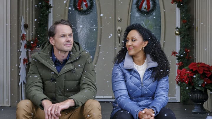 When two police detectives pose as newlyweds to solve a string of recent holiday party heists they're swept up by Christmas while observing the prime suspect and start to fall in love. Photo: Paul Campbell, Tamera Mowry-Housley Credit: Copyright 2021 Crown Media United States LLC/Photographer: Allister Foster