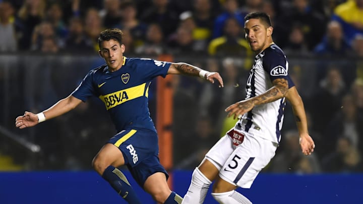 LA BOCA, ARGENTINA – MAY 16: Cristian Pavon of Boca Juniors fights for the ball with Francisco Duclos of Alianza Lima during a match between Boca Juniors and Alianza Lima at Alberto J. Armando Stadium on May 16, 2018 in La Boca, Argentina. (Photo by Marcelo Endelli/Getty Images)