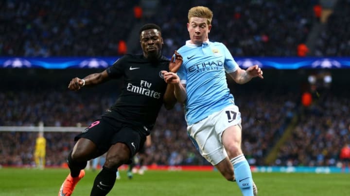 MANCHESTER, ENGLAND - APRIL 12: Kevin de Bruyne of Manchester City battles with Serge Aurier of Paris Saint-Germain during the UEFA Champions League quarter final second leg match between Manchester City FC and Paris Saint-Germain at the Etihad Stadium on April 12, 2016 in Manchester, United Kingdom. (Photo by Clive Brunskill/Getty Images)