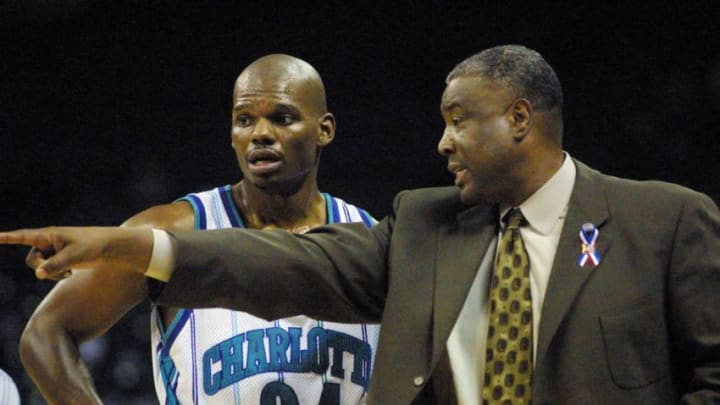 Charlotte Hornet Head Coach Paul Silas (R) talks with Jamal Mashburn during a break in the action as the Hornets defeated the Cleveland Cavaliers 100-94 at the Charlotte Coliseum in Charlotte 31 October, 2001. Mashburn scored 22 points in the win. AFP Photo/Nell Redmond (Photo by NELL REDMOND / AFP) (Photo by NELL REDMOND/AFP via Getty Images)