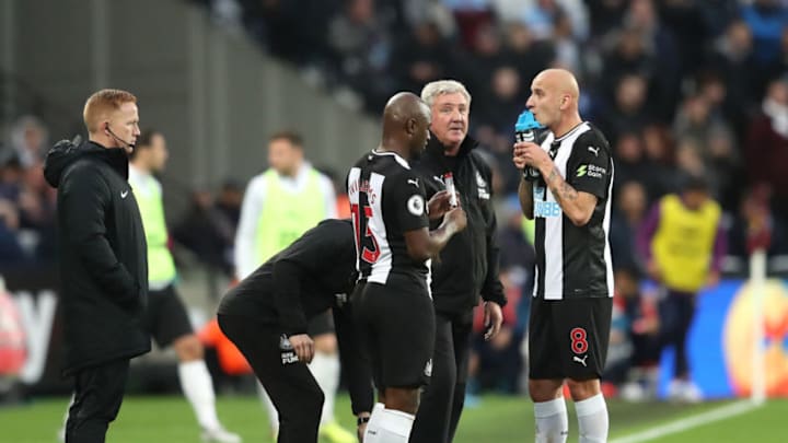 LONDON, ENGLAND - NOVEMBER 02: Steve Bruce, Manager of Newcastle United speaks with Jonjo Shelvey and Jetro Willems of Newcastle United during the Premier League match between West Ham United and Newcastle United at London Stadium on November 02, 2019 in London, United Kingdom. (Photo by Alex Pantling/Getty Images)
