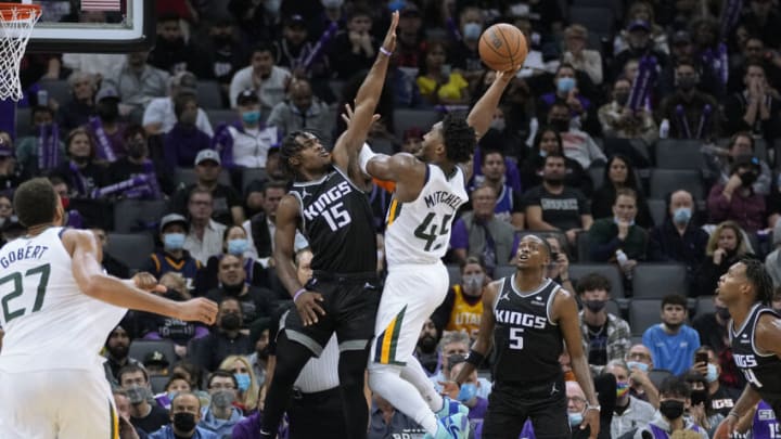 SACRAMENTO, CALIFORNIA - OCTOBER 22: Donovan Mitchell #45 of the Utah Jazz shoots over Davion Mitchell #15 of the Sacramento Kings during the fourth quarter at Golden 1 Center on October 22, 2021 in Sacramento, California. NOTE TO USER: User expressly acknowledges and agrees that, by downloading and or using this photograph, User is consenting to the terms and conditions of the Getty Images License Agreement. (Photo by Thearon W. Henderson/Getty Images)