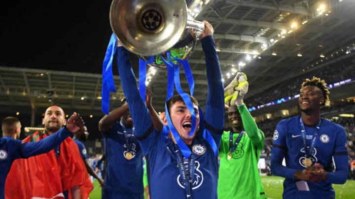 PORTO, PORTUGAL - MAY 29: Billy Gilmour of Chelsea celebrates with the Champions League Trophy following their team's victory during the UEFA Champions League Final between Manchester City and Chelsea FC at Estadio do Dragao on May 29, 2021 in Porto, Portugal. (Photo by David Ramos/Getty Images)