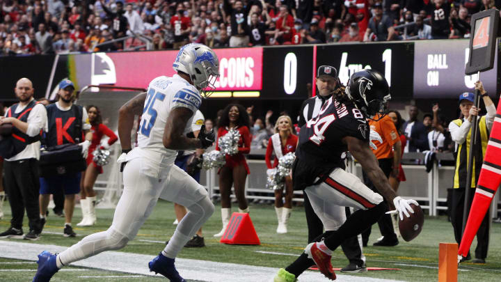 ATLANTA, GEORGIA – DECEMBER 26: Cordarrelle Patterson #84 of the Atlanta Falcons scores on a rushing touchdown against the Detroit Lions in the second quarter at Mercedes-Benz Stadium on December 26, 2021 in Atlanta, Georgia. (Photo by Chris Thelen/Getty Images)