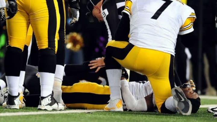 Nov 28, 2013; Baltimore, MD, USA; Pittsburgh Steelers quarterback Ben Roethlisberger (7) checks on running back Le’Veon Bell, who was knocked out cold after a big hit from Ravens defender Jimmy Smith. Photo Credit: USA Today Sports