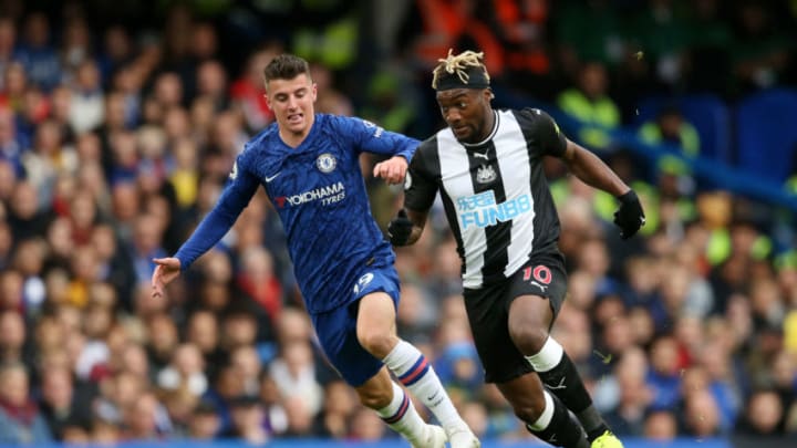 LONDON, ENGLAND - OCTOBER 19: Mason Mount of Chelsea battles for possession with Allan Saint-Maximin of Newcastle United during the Premier League match between Chelsea FC and Newcastle United at Stamford Bridge on October 19, 2019 in London, United Kingdom. (Photo by Paul Harding/Getty Images)