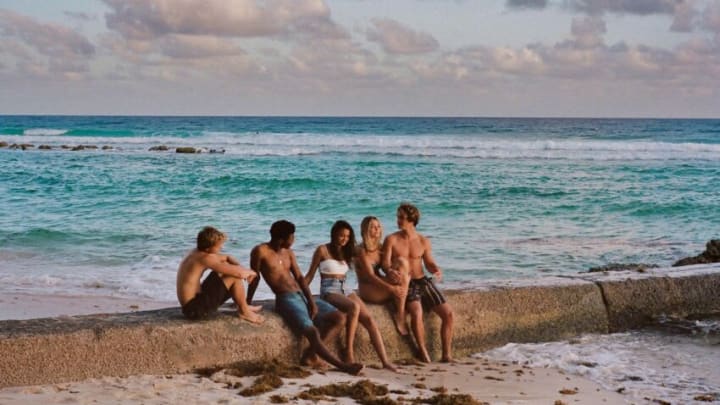 OUTER BANKS (L to R) RUDY PANKOW as JJ, JONATHAN DAVISS as POPE, MADISON BAILEY as KIARA, MADELYN CLINE as SARAH CAMERON and CHASE STOKES as JOHN B on the set of OUTER BANKS Cr. ELAINE SIEMEK/NETFLIX © 2021