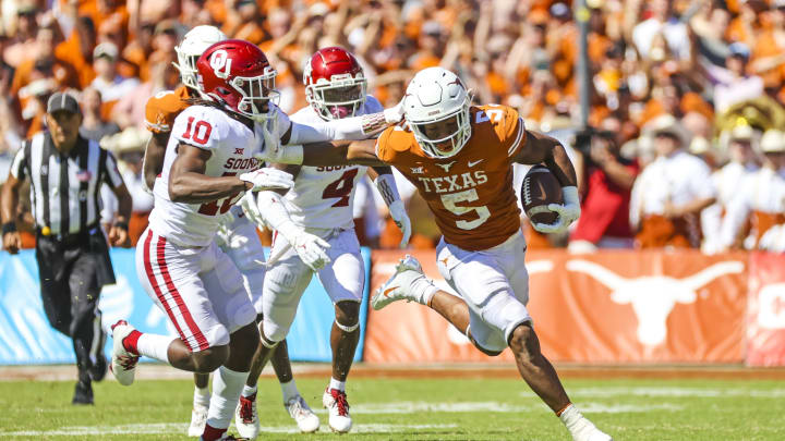 Oct 9, 2021; Dallas, Texas, USA; Texas Longhorns running back Bijan Robinson (5) runs with the ball as Oklahoma Sooners safety Pat Fields (10) defends during the game at the Cotton Bowl. Mandatory Credit: Kevin Jairaj-USA TODAY Sports