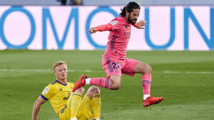 MADRID, SPAIN - OCTOBER 17: Isco of Real Madrid battle for the ball with Jens Jonsson of Cadiz CF during the La Liga Santader match between Real Madrid and Cadiz CF at Estadio Alfredo Di Stefano on October 17, 2020 in Madrid, Spain. (Photo by Diego Souto/Quality Sport Images/Getty Images)