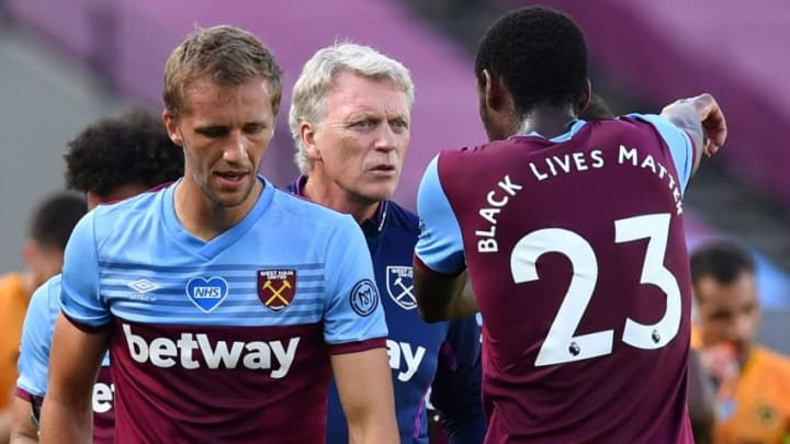West Ham United's Scottish manager David Moyes (C) talks with West Ham United's French defender Issa Diop (R) during a break for drinks during the English Premier League football match between West Ham United and Wolverhampton Wanderers at The London Stadium, in east London on June 20, 2020. (Photo by Ben STANSALL / POOL / AFP) / RESTRICTED TO EDITORIAL USE. No use with unauthorized audio, video, data, fixture lists, club/league logos or 'live' services. Online in-match use limited to 120 images. An additional 40 images may be used in extra time. No video emulation. Social media in-match use limited to 120 images. An additional 40 images may be used in extra time. No use in betting publications, games or single club/league/player publications. / (Photo by BEN STANSALL/POOL/AFP via Getty Images)