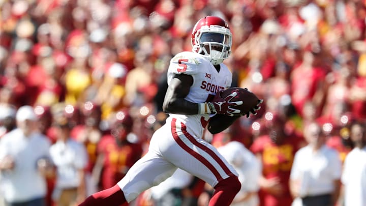 Wide receiver Marquise Brown #5 of the Oklahoma Sooners drives the ball into the end zone for a touchdown. (Photo by David Purdy/Getty Images)