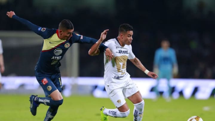 MEXICO CITY, MEXICO - DECEMBER 06: Luis Reyes (L) of America fights for the ball with Pablo Barrera (R) of Pumas during the semifinal first leg match between Pumas UNAM and America as part of the Torneo Apertura 2018 Liga MX at Olimpico Universitario Stadium on December 6, 2018 in Mexico City, Mexico. (Photo by Mauricio Salas/Jam Media/Getty Images)