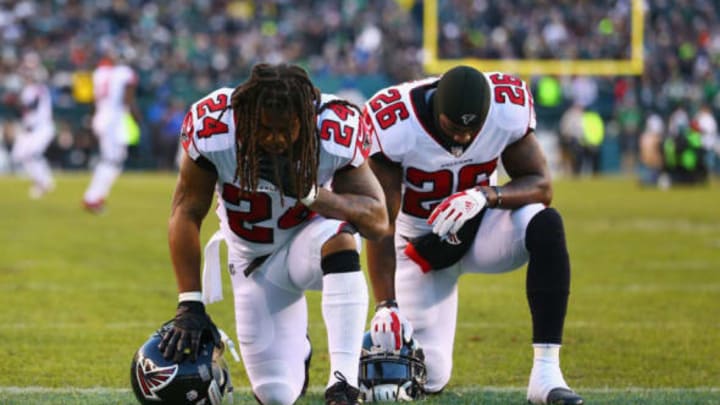 PHILADELPHIA, PA – JANUARY 13: Running back Devonta Freeman #24 and running back Tevin Coleman #26 of the Atlanta Falcons take a knee in the endzone before playing against the Philadelphia Eagles in the NFC Divisional Playoff game at Lincoln Financial Field on January 13, 2018 in Philadelphia, Pennsylvania. (Photo by Mitchell Leff/Getty Images)