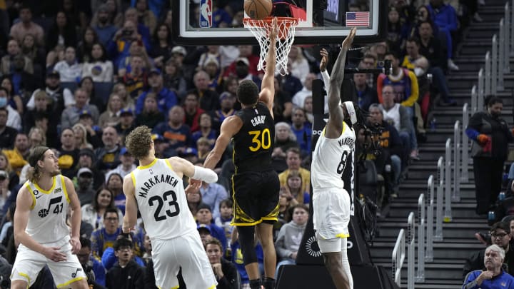 Golden State Warriors’ Stephen Curry shoots over the outstretched arm of Jarred Vanderbilt. (Photo by Thearon W. Henderson/Getty Images)