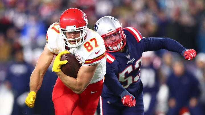 Travis Kelce #87 of the Kansas City Chiefs rushes for a 4-yard touchdown (Photo by Adam Glanzman/Getty Images)