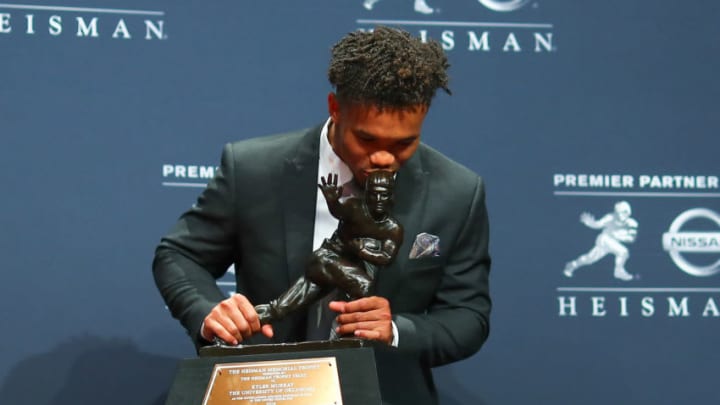 NEW YORK, NY - DECEMBER 08:Oklahoma quarterback Kyler Murray kisses the Heisman Trophy after winning the 84th Heisman Trophy on December 8, 2018 at the New York Marriott Marquis in New York, NY. (Photo by Rich Graessle/Icon Sportswire)