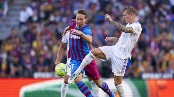 Luuk de Jong of FC Barcelona competes for the ball with Toni Kroos of Real Madrid CF during the Spanish League’s “Clasico” at the Camp Nou on Oct. 24, 2021. (Photo by Pedro Salado/Quality Sport Images/Getty Images)