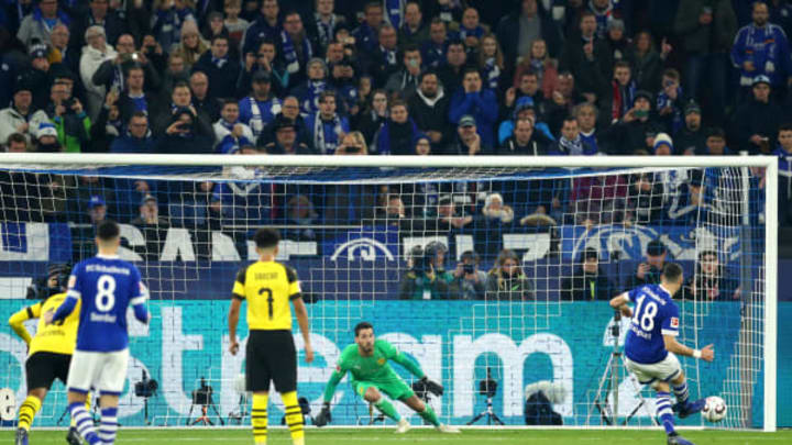 GELSENKIRCHEN, GERMANY – DECEMBER 08: Daniel Caligiuri of FC Schalke 04 scores his team’s first goal from the penalty spotduring the Bundesliga match between FC Schalke 04 and Borussia Dortmund at Veltins-Arena on December 8, 2018 in Gelsenkirchen, Germany. (Photo by Lars Baron/Bongarts/Getty Images)