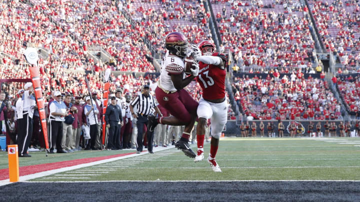 LOUISVILLE, KY – SEPTEMBER 29: Tre’ McKitty #6 of the Florida State Seminoles makes a 25-yard touchdown reception against P.J. Blue #13 of the Louisville Cardinals in the fourth quarter of the game at Cardinal Stadium on September 29, 2018 in Louisville, Kentucky. Florida State came from behind to win 28-24. (Photo by Joe Robbins/Getty Images)