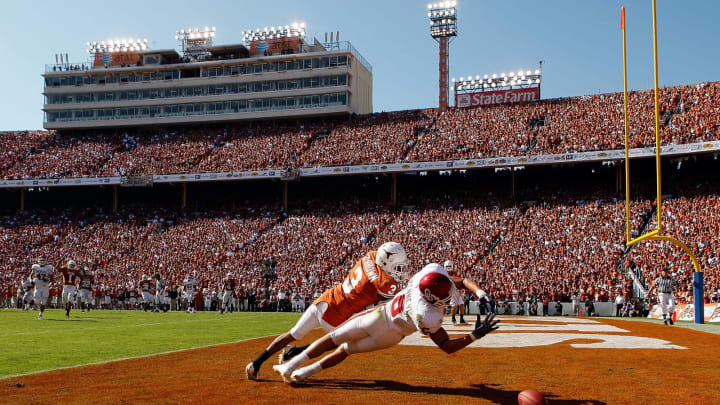 DALLAS – OCTOBER 17: Wide receiver Cameron Kenney #6 of the Oklahoma Sooners drops a pass while defended by Curtis Brown #3 of the Texas Longhorns at Cotton Bowl on October 17, 2009 in Dallas, Texas. (Photo by Ronald Martinez/Getty Images)