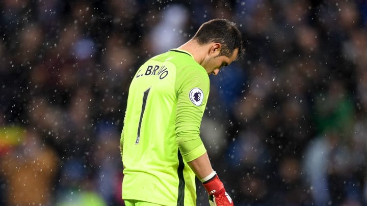 LEICESTER, ENGLAND – DECEMBER 10: Claudio Bravo of Manchester City is dejected after letting a fourth goal in during the Premier League match between Leicester City and Manchester City at the King Power Stadium on December 10, 2016 in Leicester, England. (Photo by Michael Regan/Getty Images)