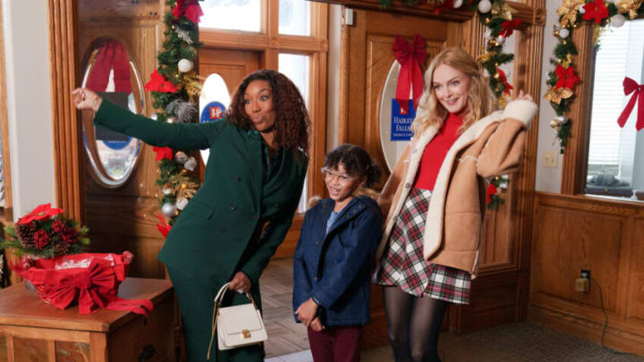 Best. Christmas. Ever! (L to R) Brandy Norwood as Jackie, Madison Validum as Beatrix, Heather Graham as Charlotte in Best. Christmas. Ever! Cr. Scott Everett White/Netflix © 2023.