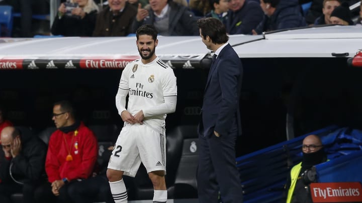MADRID, SPAIN – DECEMBER 01: Isco of Real Madrid chats with head coach Santiago Solari during the La Liga match between Real Madrid CF and Valencia CF at Estadio Santiago Bernabeu on December 1, 2018 in Madrid, Spain. (Photo by Angel Martinez/Real Madrid via Getty Images)